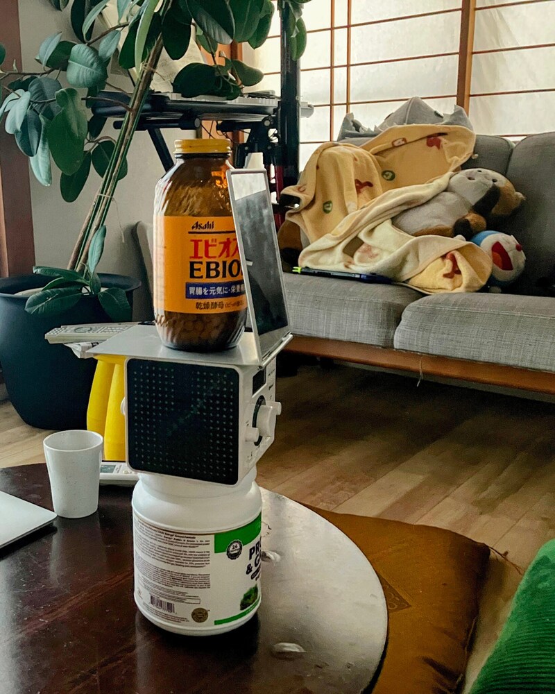 エッセイスト・古賀及子さんによる、1か月連載コラム。今回のテーマは、「自宅にできた、鏡台の塔」。