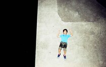 自身が育った街を鮮やかに写し出す、写真家・水島貴大さんによる個展「I’m from Long Hug Town」が、東京・恵比寿『see you gallery』にて開催。