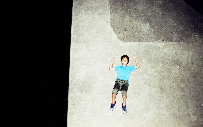 自身が育った街を鮮やかに写し出す、写真家・水島貴大さんによる個展「I’m from Long Hug Town」が、東京・恵比寿『see you gallery』にて開催。