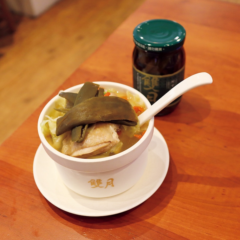 疲れた体には、ピリッとさわやかな青唐辛子の漬物と鶏肉のスープを。【台北小吃めぐり】