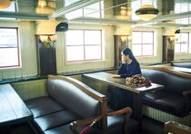 クラシックな佇まいで秋にぴったりな〈タオ〉のカーディガン。