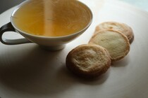 『Romi-Unie Confiture』のバター・ガレットには、春摘みダージリンティーを。