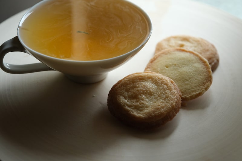 『Romi-Unie Confiture』のバター・ガレットには、春摘みダージリンティーを。