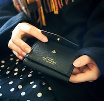 コンパクトで品の良い〈スマイソン〉の三つ折りウォレット。