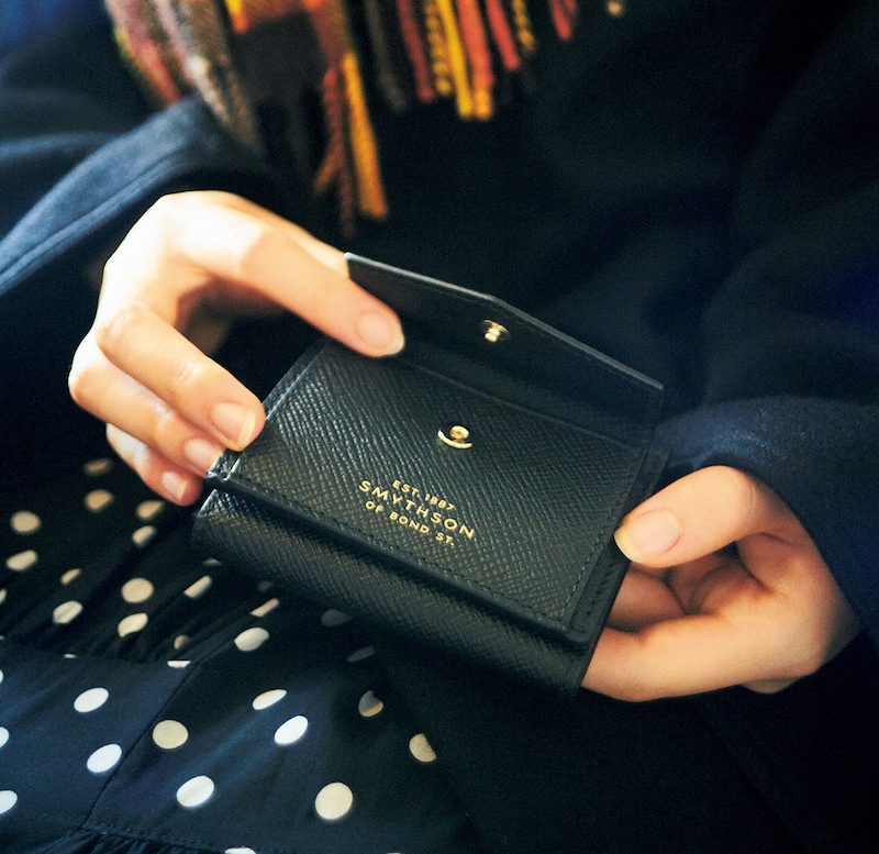 コンパクトで品の良い〈スマイソン〉の三つ折りウォレット。