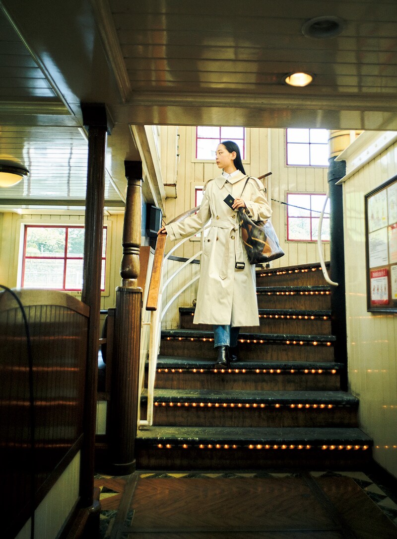 今の気分にアップデートされた〈バーバリー〉のトレンチコート「フィッツロヴィア」。