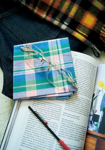 工芸品のような美しさを感じる〈クロムハーツ〉の眼鏡。