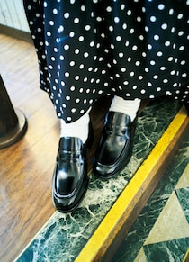 足元をエレガントにまとめてくれる〈チャーチ〉の「プルーデンス」。