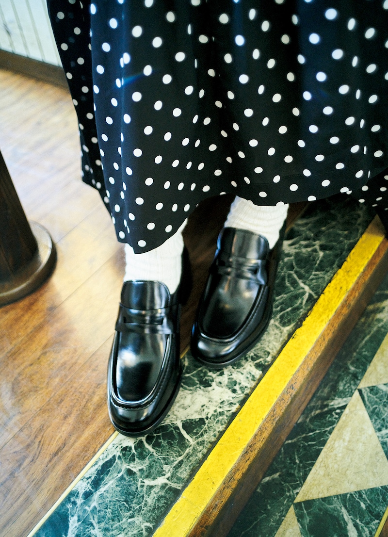 足元をエレガントにまとめてくれる〈チャーチ〉の「プルーデンス」。