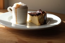 紅茶屋『teteria』主宰・大西進さんがおすすめする、バスクチーズケーキとミルクティー。