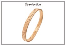 〈カルティエ〉の新作ブレスレットは、しなやかに腕に沿う繊細なデザインが魅力。