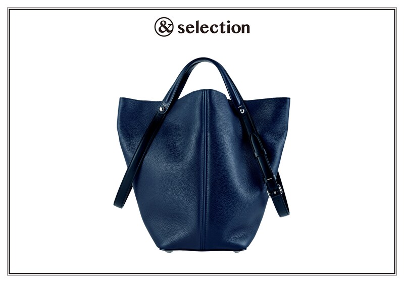 好みに合わせて持ち方やシルエットを変えられる〈メゾン マルジェラ〉のレザーバッグ。