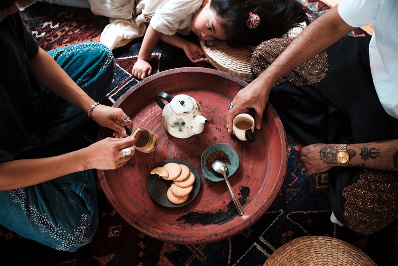 ネパール式チャイを、アレンジして楽しむ。『ADI』『Chiyaba』店主、アディカリ・カンチャンさん、アディカリ明日美さんのお茶の楽しみ方。