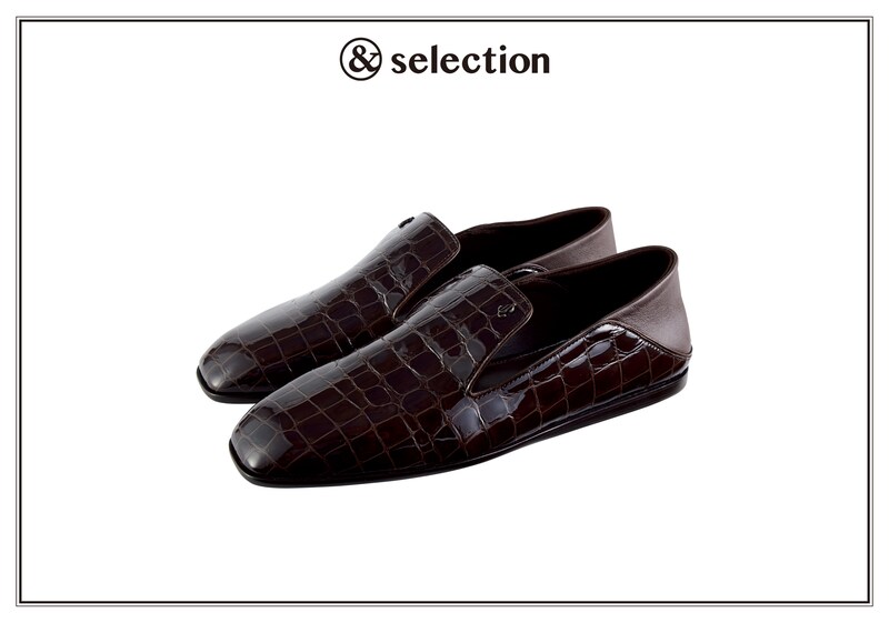 スリッパ風にも履きこなせる2way仕様。〈ジミー チュウ〉のレザーシューズ。