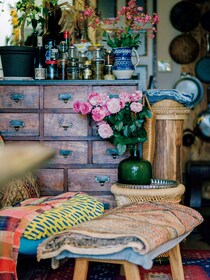 “森”のように自然体で。アクセサリー作家・山本亜由美さんに学ぶ、花の飾り方。