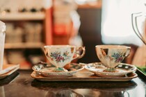 「東京から岡山に越してきて、14年が経つ。この連載では、わたしの好きな岡山を、4回にわたって紹介していきたいと思う」。写真家・中川正子さんの連載コラム「わたしの好きな岡山」。今回紹介してくれたのは、喫茶『街』。