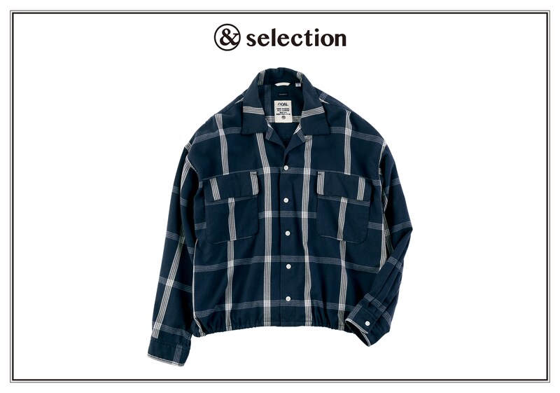 裾のドローストリングを調整できて着回しやすい、〈ナナミカ〉のシャツ。