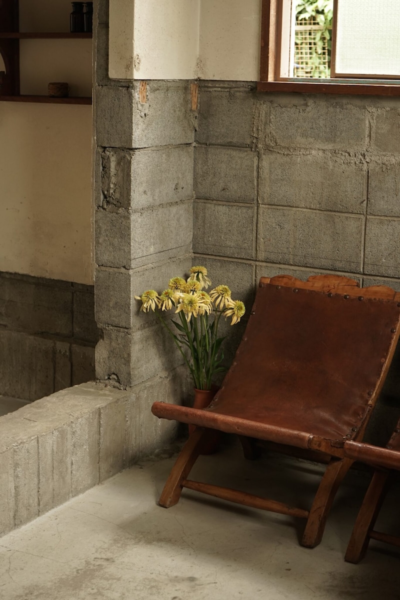 「椅子の“すき間”に、自分と同じ目線の花を」。東京・下落合の花屋『Hljóð』の店主、齋藤拓磨さんの1か月連載コラムがスタート。お花や自然の、自分なりの楽しみ方を綴ってくれます。