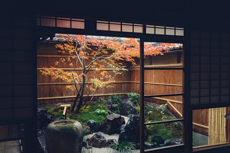 季節の移ろいとともに、色を重ねてゆく。京都『サロン＆ギャラリー 虹霓』の庭。ひみつの坪庭コレクション vol.23