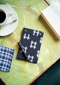〈ポスタルコ〉の定番スナップパッドに、久留米かすり生地の新柄を発見。