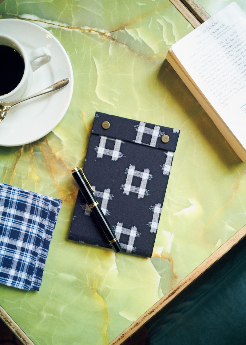 〈ポスタルコ〉の定番スナップパッドに、久留米かすり生地の新柄を発見。