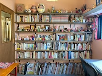 漫画家・コナリミサトさんの、中古マンションリフォーム記。今回は、壁一面に本棚をつくったお話を。