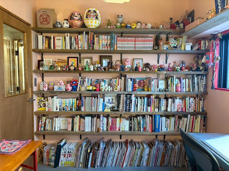 漫画家・コナリミサトさんの、中古マンションリフォーム記。今回は、壁一面に本棚をつくったお話を。