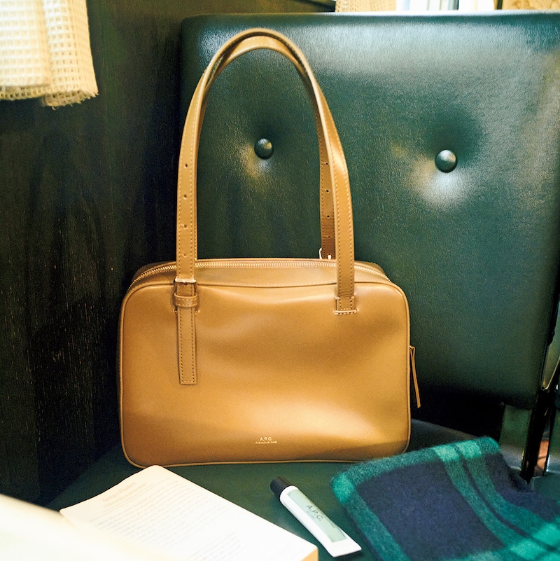 シンプルながら使い勝手がいい〈A.P.C.〉のバッグ。