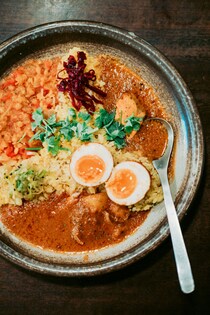 写真家・中川正子さんの連載コラム「わたしの好きな岡山」。今回は、岡山市のソウルフード『QUIET VILLAGE CURRY SHOP』のカレーを紹介してくれました。