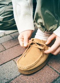 ワードローブの必需品、〈クラークス〉の「ワラビー」。