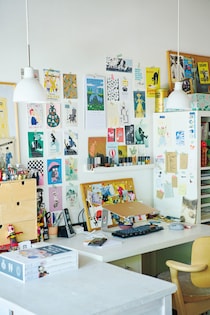 ポストカードやフライヤーが机を彩る。北欧ジャーナリスト・森百合子さんのデスク。