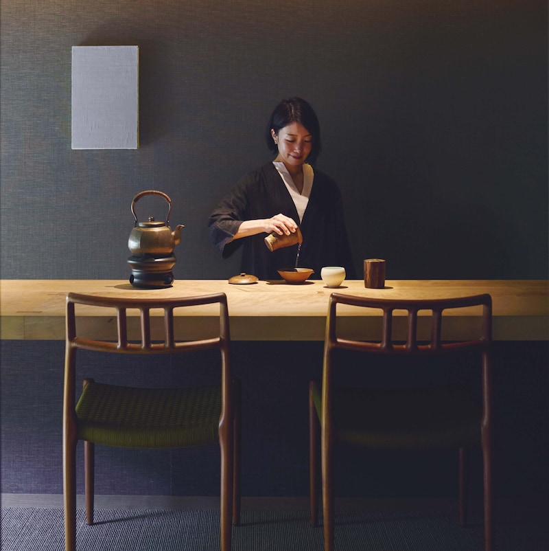 日本茶インストラクター・星野孝太さんが案内する、日本茶の魅力を再発見できるティーサロン。