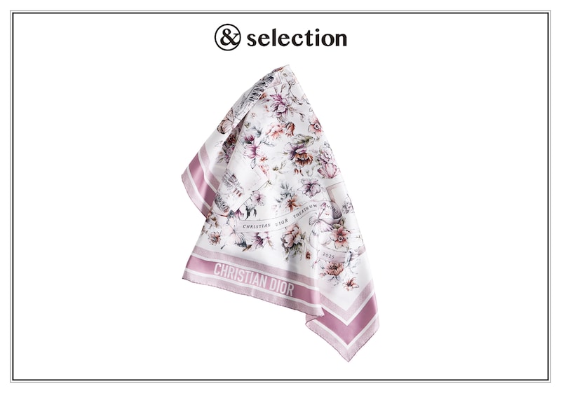 〈ディオール〉から、ローマのランドマークが描かれたエレガントなスカーフを。