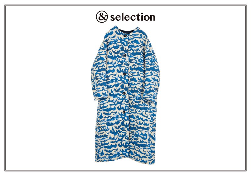 波打つ海のように表情豊かなテキスタイルが印象的。〈ミナ ペルホネン〉のコート。