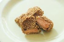 東京・松陰神社前にお弁当・デリショップ『75foods』をオープンしたばかりの若き料理人、吉森なな子さんが、日々の献立に役立つレシピを紹介。今回は見た目も味もインパクト大の、鮭のごま衣揚げ。