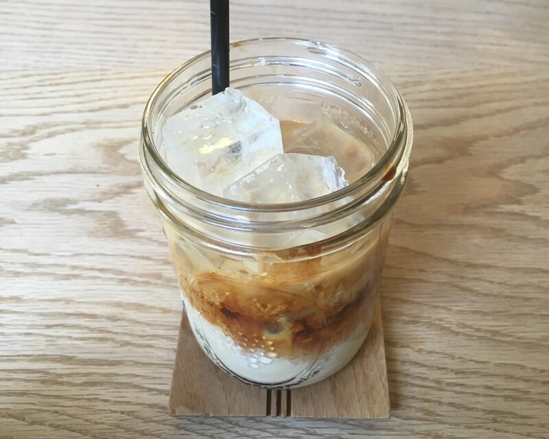 国内外あわせて1500軒以上のカフェを巡ってきた、お笑い芸人・石井ブレンドさんによる1か月限定の連載コラム。大阪・玉造『CAFENOTO COFFEE』で出合った、忘れられないダブルクラッチラテを教えてくれました。