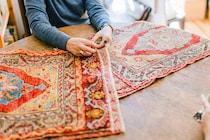 インテリアスタイリスト・石井佳苗さんとフラワースタイリスト・平井かずみさんが教えてくれた、ラグの楽しみ。