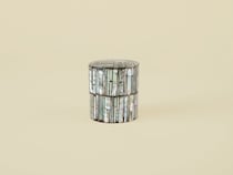 漆と螺鈿のコントラストが美しい小島雄四郎の茶道具・棗 (なつめ) 。Web連載「骨董王子・郷古隆洋の日用品案内」より。