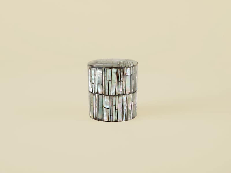 漆と螺鈿のコントラストが美しい小島雄四郎の茶道具・棗 (なつめ) 。Web連載「骨董王子・郷古隆洋の日用品案内」より。