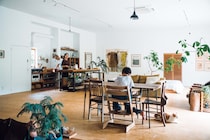 どの角度から眺めても、愛せる場所。美術家・岡崎真悟さんと英会話講師・岡崎あかねさんの台所。