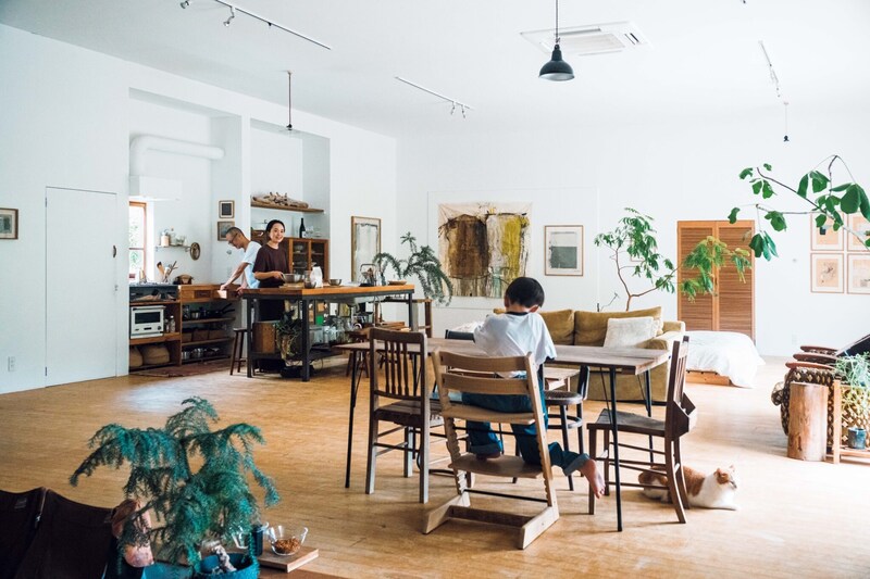 どの角度から眺めても、愛せる場所。美術家・岡崎真悟さんと英会話講師・岡崎あかねさんの台所。