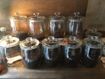 国内外あわせて1500軒以上のカフェを巡ってきた、お笑い芸人・石井ブレンドさんによる1か月限定の連載コラム。今回は、深煎り好きが行き着く先とも言える、東京・初台の『G☆P COFFEE ROASTER』を紹介してくれました。