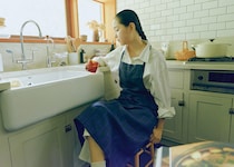 クラシックなチェック柄で使い勝手もいい〈フォグリネンワーク〉のエプロン。