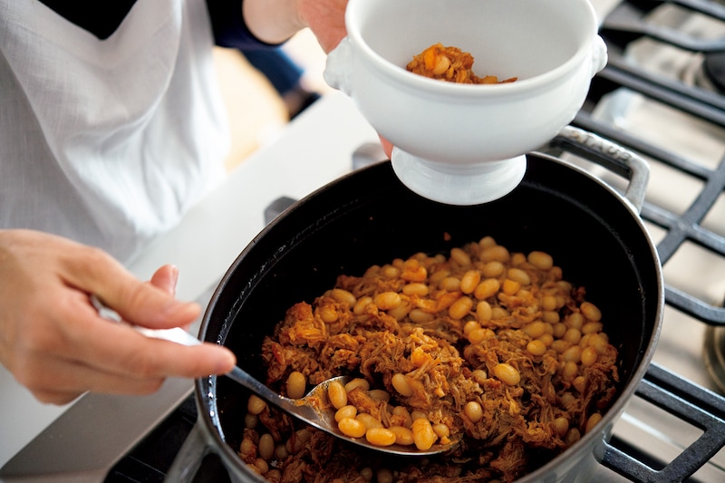 冬の夜、ワイン片手に作りたい「豚肉と豆の煮込みオーブン焼き」「ブロッコリーとゆで卵の温菜」「カブとパクチーのサラダ」。渡辺有子の料理教室2年目12月