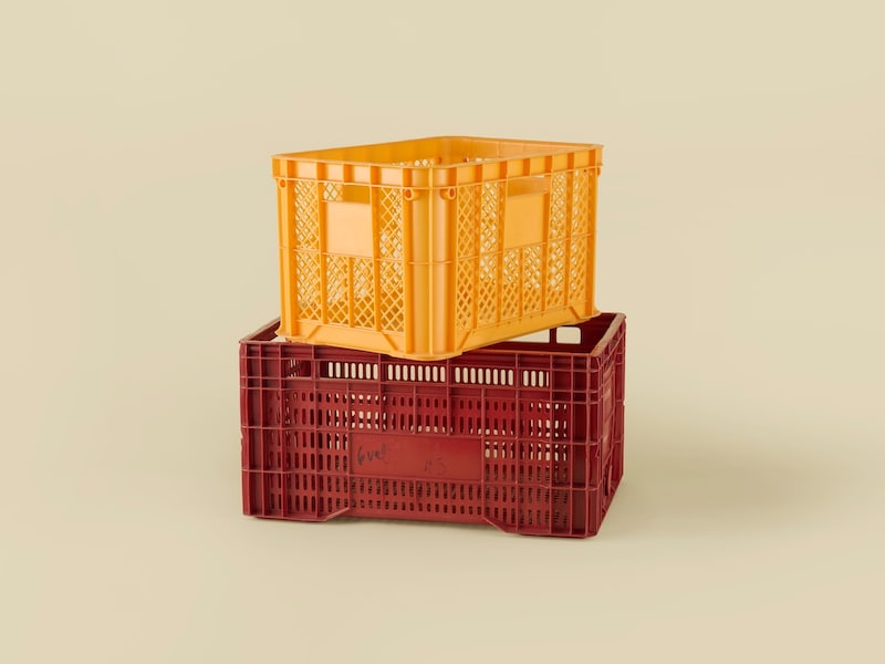 国が違えば、サイズも色も違う。軽くて丈夫な、日本とブラジルの収穫かご。Web連載「骨董王子・郷古隆洋の日用品案内」より。