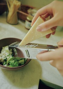 料理の仕上げのバリエーションがぐっと増える、〈ビアンキ〉の四面グレーター。