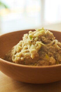 今回のレシピは、季節の根菜を味わうしっとり卯の花煮。おべんと屋さん〈75foods〉吉森なな子のレシピ帖、第3回を更新しました。