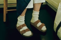 〈ビルケンシュトック〉の”アリゾナ”を室内履きに。