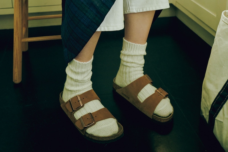 〈ビルケンシュトック〉の”アリゾナ”を室内履きに。