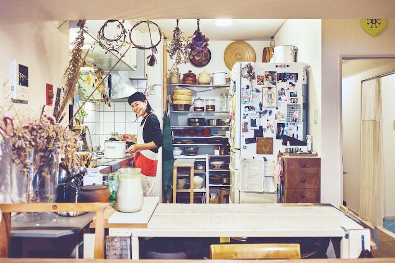 自分たちの手で叶える「ちょうどよさ」。暮らし家・塩山奈央さんの台所。